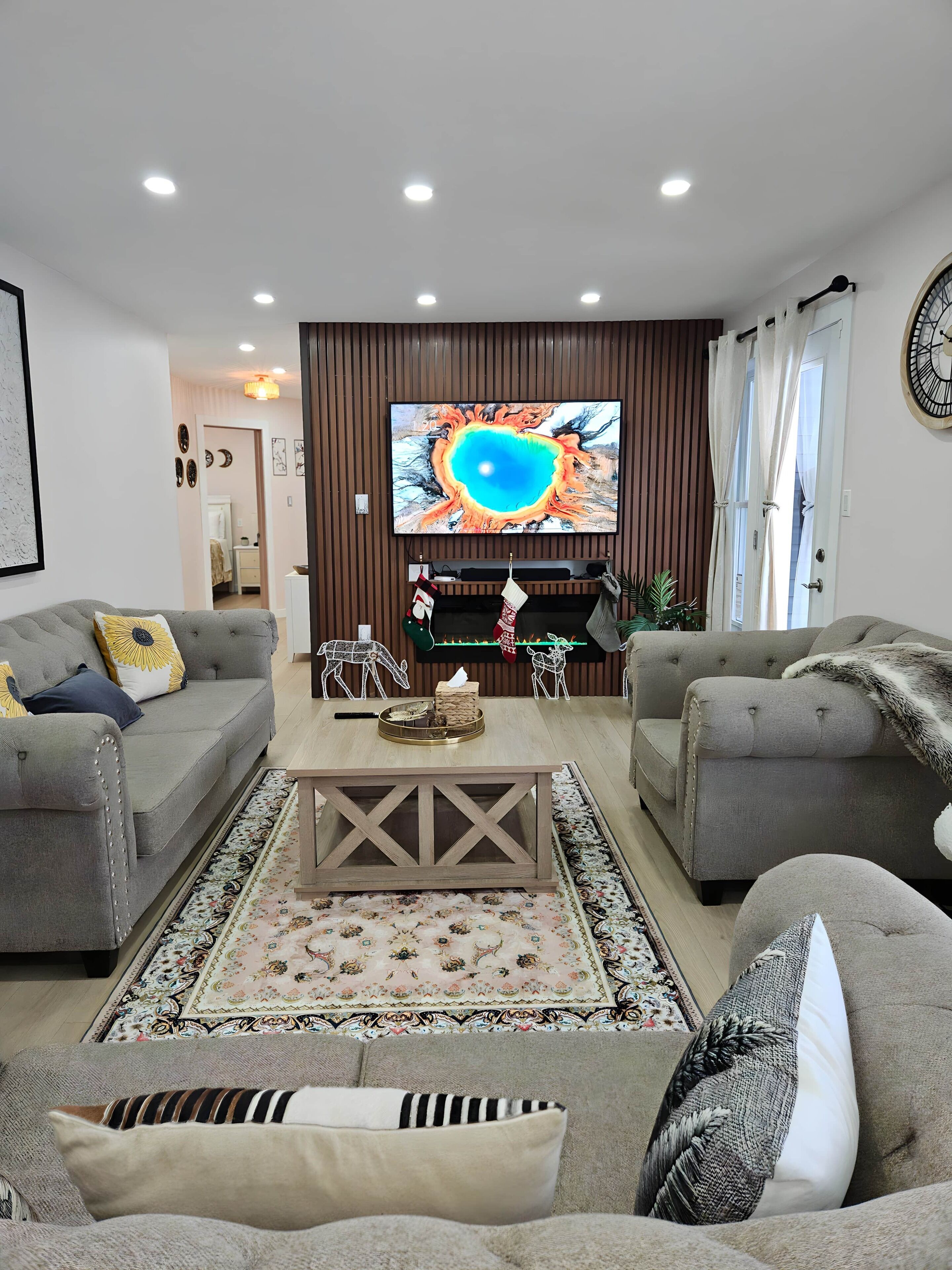 TV connectée, cheminée, jeux vidéo, baby-foot