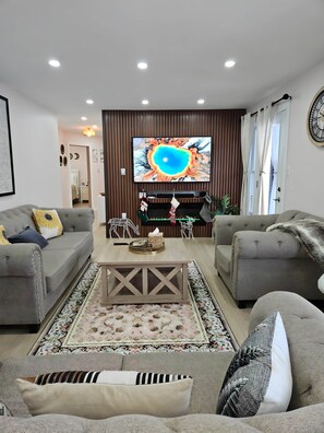 TV connectée, cheminée, jeux vidéo, baby-foot