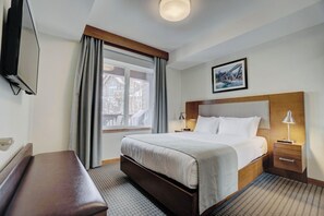 1 chambre, coffre-fort, fer et planche à repasser, lit de bébé portatif