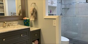 Hair dryer, towels, soap, toilet paper - Two bedroom condo on Siesta Key with 2 pools, marina, tennis courts & more! (Siesta Key)