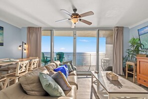Condo, varias camas, balcón, vista al océano (Emerald Beach Resort 2028) | Área de sala de estar | Televisión de pantalla plana de 42 pulgadas con canales digitales 
