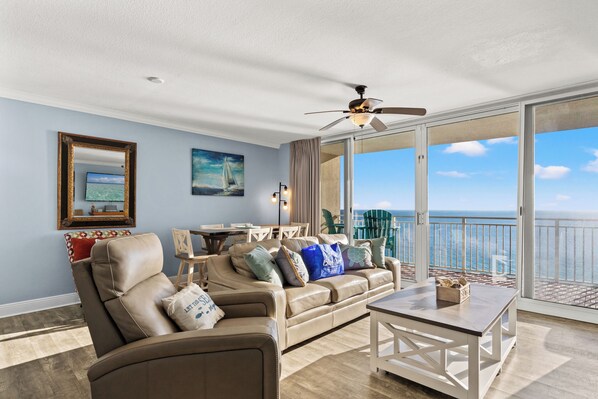 콘도, 침대(여러 개), 발코니, 바다 전망 (Emerald Beach Resort 2028) | 거실 공간 | 디지털 채널 시청이 가능한 42인치 평면 TV