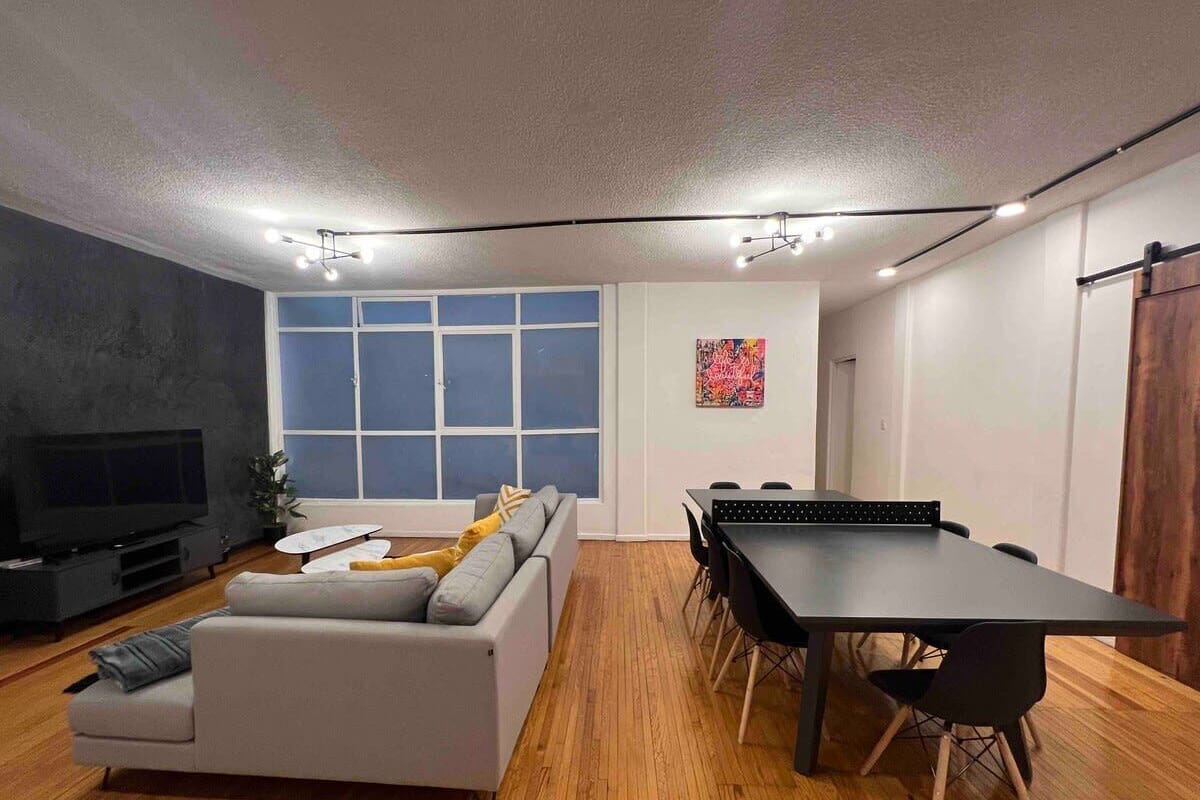 Apartment, Berbilang Katil | Ruang tamu | TV