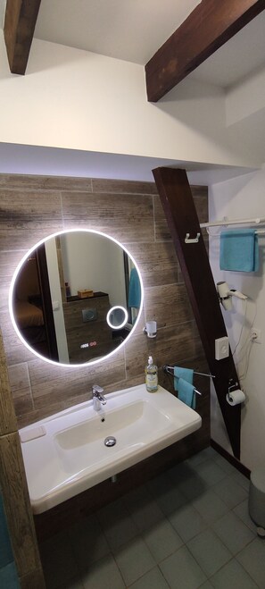 Dusj, hårføner, håndklær og såpe