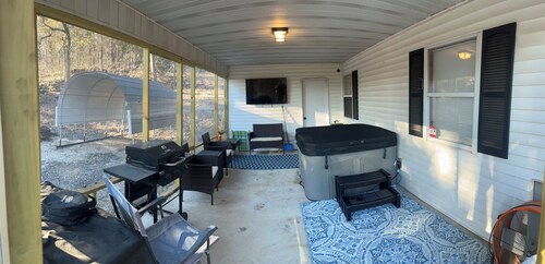 Springside Cottage in beautiful Eminence. Great outdoor space - NEW Hot tub!