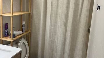 Hiustenkuivaaja, pyyhkeet, saippua, sampoo