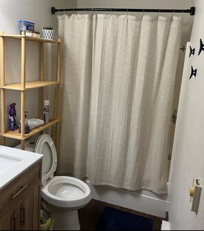 Hair dryer, towels, soap, shampoo - Springside Cottage in beautiful Eminence. Great outdoor space - NEW Hot tub! (Eminence)