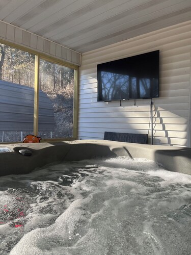 Springside Cottage in beautiful Eminence. Great outdoor space - NEW Hot tub!