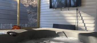 Springside Cottage in beautiful Eminence. Great outdoor space - NEW Hot tub!