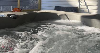 Springside Cottage in beautiful Eminence. Great outdoor space - NEW Hot tub!