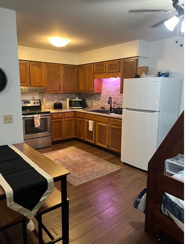 Fridge, microwave, oven, stovetop