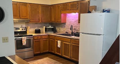 Springside Cottage in beautiful Eminence. Great outdoor space - NEW Hot tub!