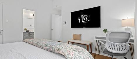 3 habitaciones, escritorio y tabla de planchar con plancha