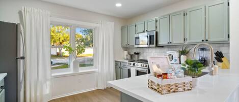 Refrigerador, microondas, horno y parrilla de estufa