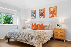 3 chambres, bureau, fer et planche à repasser, lit de bébé portatif