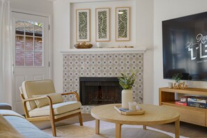 Smart-TV, Tischtennisplatte, Bücher