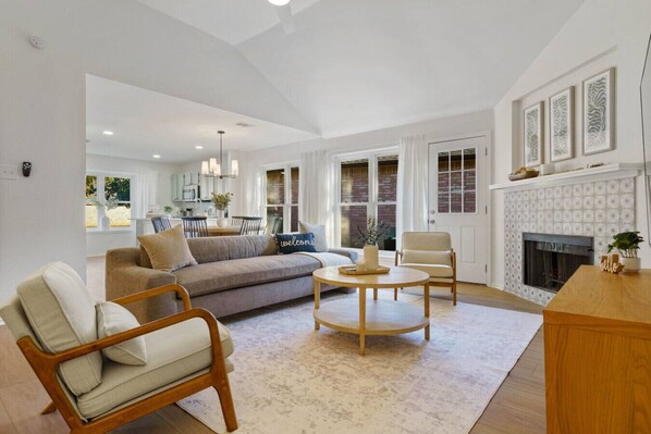 Smart-TV, Tischtennisplatte, Bücher