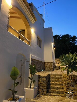 Property grounds - Luxurious, renovated, charming villa Casa Shanti in Javea. Close to the beach. (Jávea)