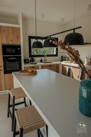 Fridge, microwave, oven, stovetop - Luxurious, renovated, charming villa Casa Shanti in Javea. Close to the beach. (Jávea)