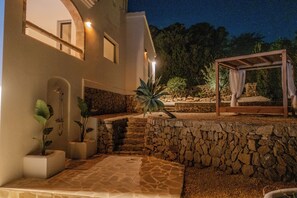 Property grounds - Luxurious, renovated, charming villa Casa Shanti in Javea. Close to the beach. (Jávea)