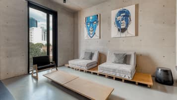 Departamento estándar, 1 habitación | Sala de estar | Televisión de pantalla plana de 50 pulgadas con canales digitales