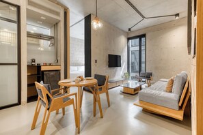 Deluxe Apartment | Dining room