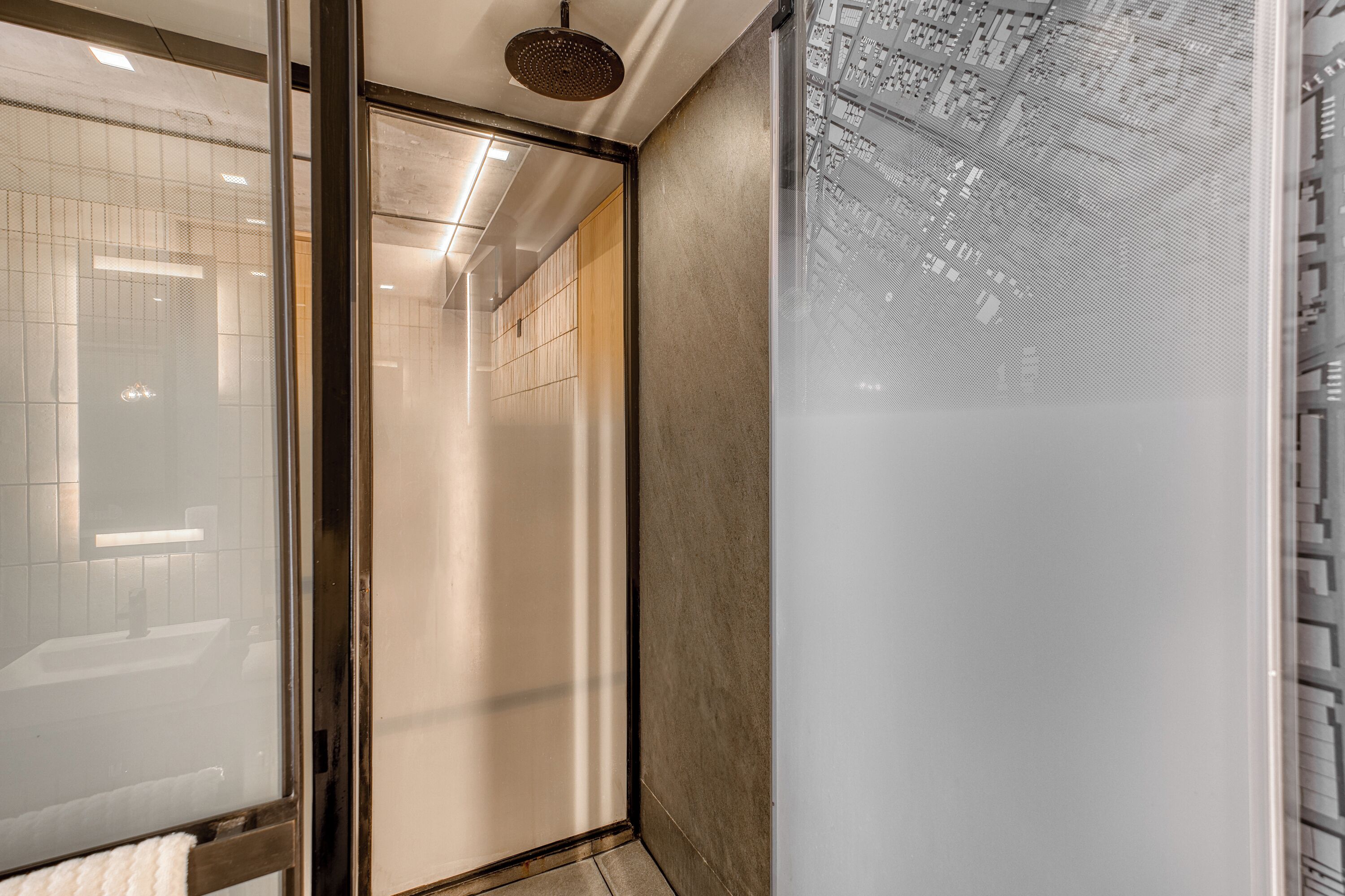 Departamento Deluxe | Baño | Regadera, secadora de cabello, toallas, jabón 