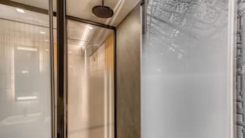 Departamento Deluxe | Baño | Regadera, secadora de cabello, toallas, jabón