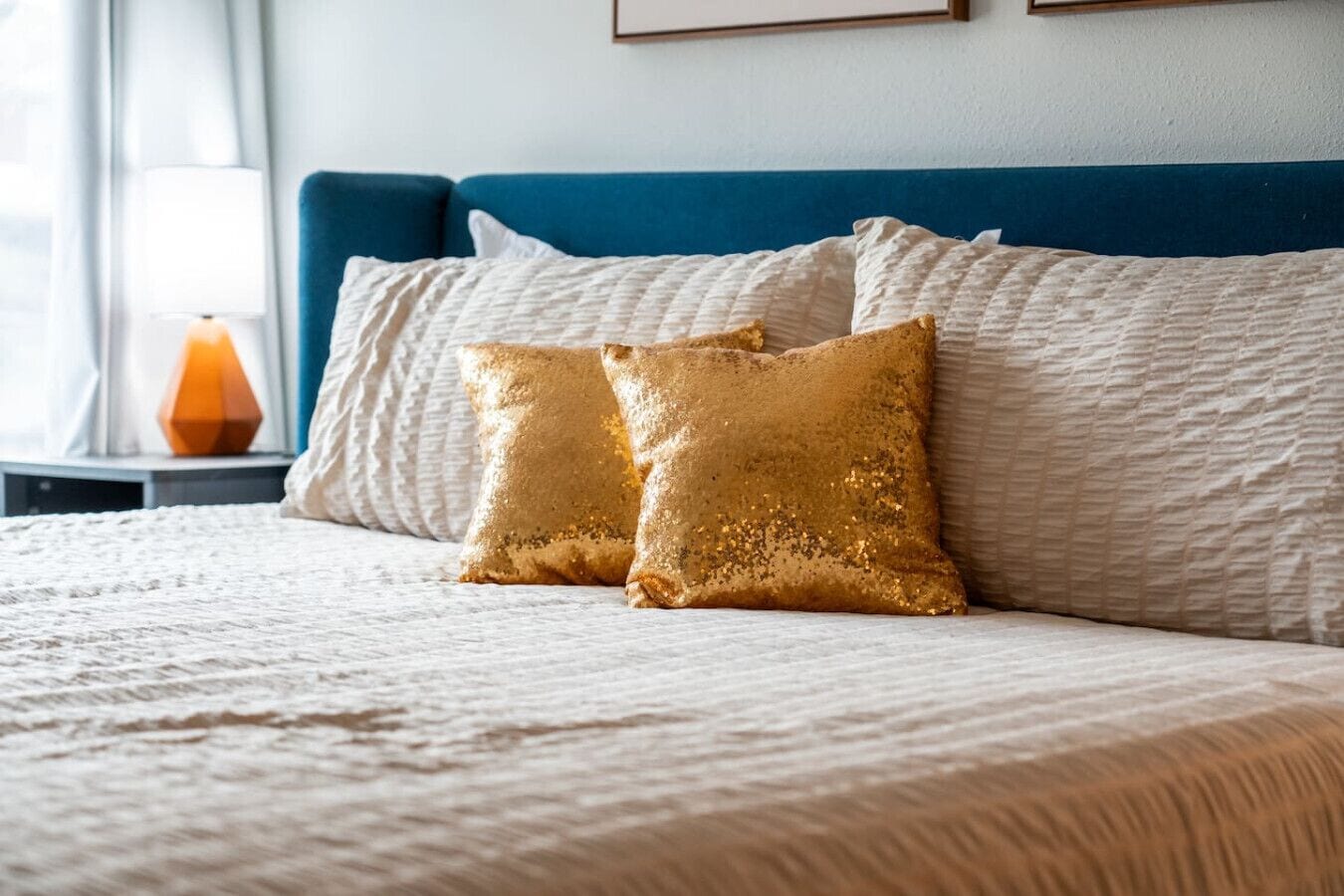 Escritorio, tabla de planchar con plancha y wifi 