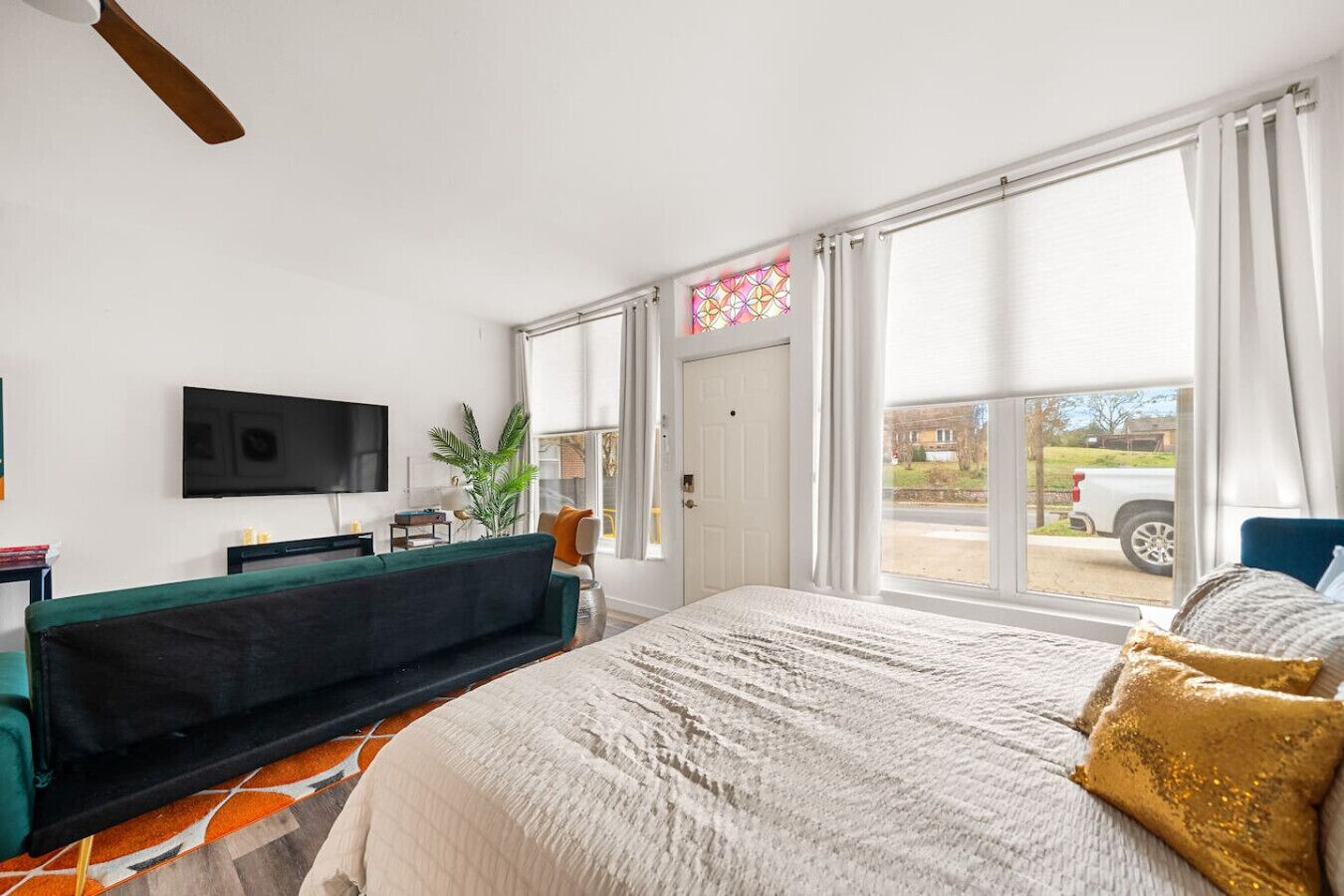 Een bureau, een strijkplank/strijkijzer, wifi