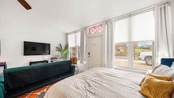 Een bureau, een strijkplank/strijkijzer, wifi