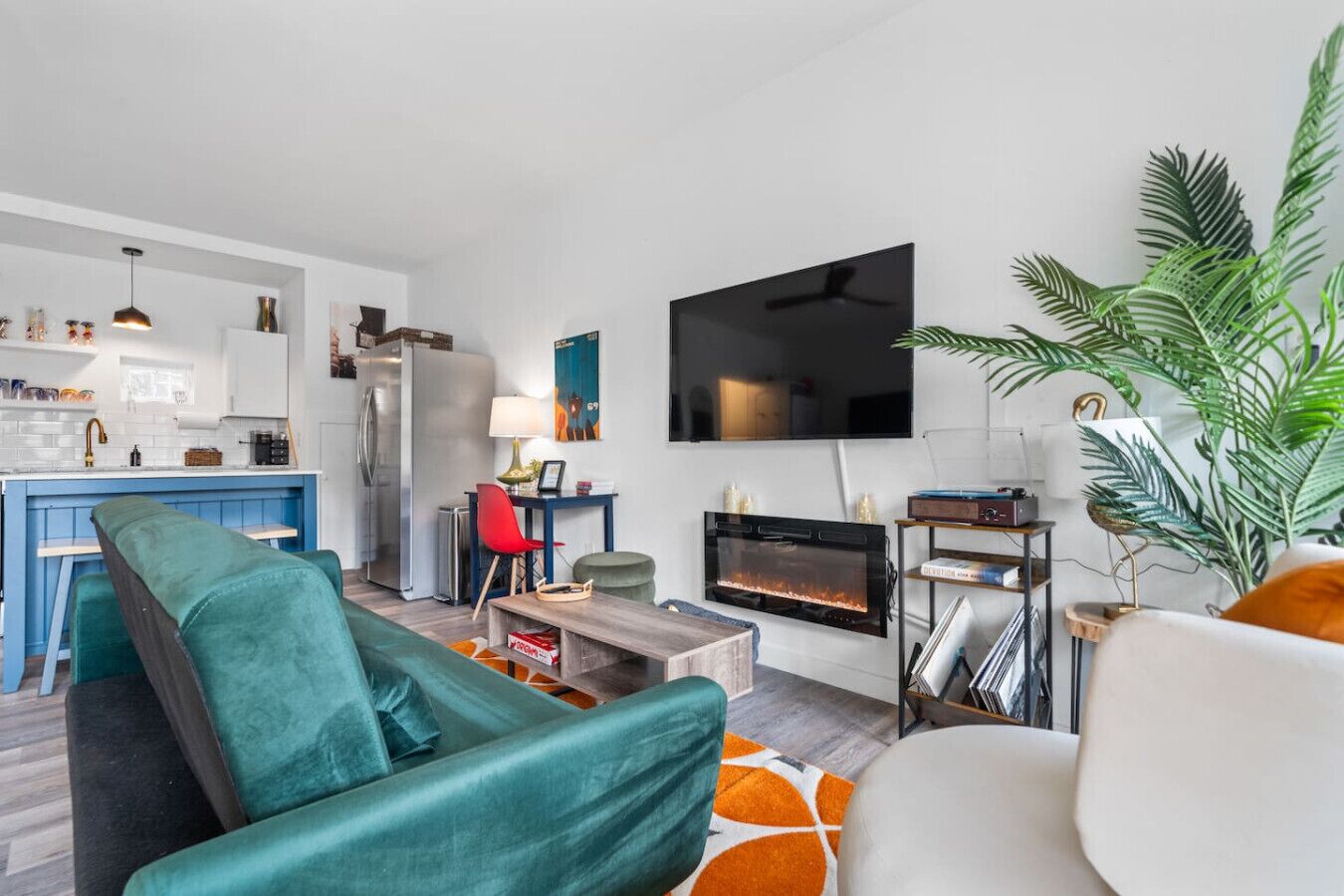 Een televisie en een open haard