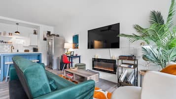 Een televisie en een open haard