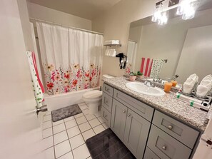 Haartrockner, Handtücher, Seife, Toilettenpapier