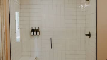Chambre Simple Luxe | Salle de bain | Douche, articles de toilette gratuits, sĂšche-cheveux, peignoirs