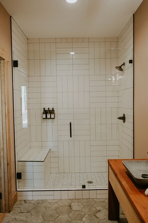 Habitación individual de lujo | Baño | Ducha, artículos de higiene personal gratuitos y secador de pelo