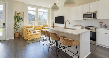 Minutes to Broadway Chic Newly Built 4bdr w/ Balcony 98 Degrees by Avantstay