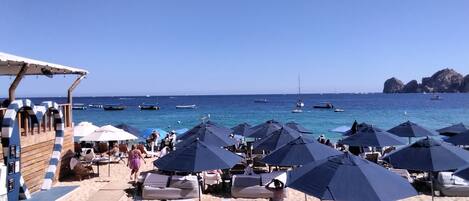 Privatstrand, weißer Sandstrand, Cabañas (gegen Gebühr), Liegestühle