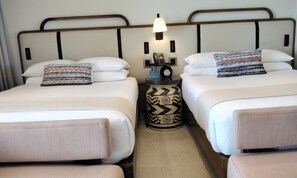 Classic-Doppelzimmer, Balkon, Buchtblick | Minibar, Bügeleisen/Bügelbrett, kostenloses WLAN, Bettwäsche