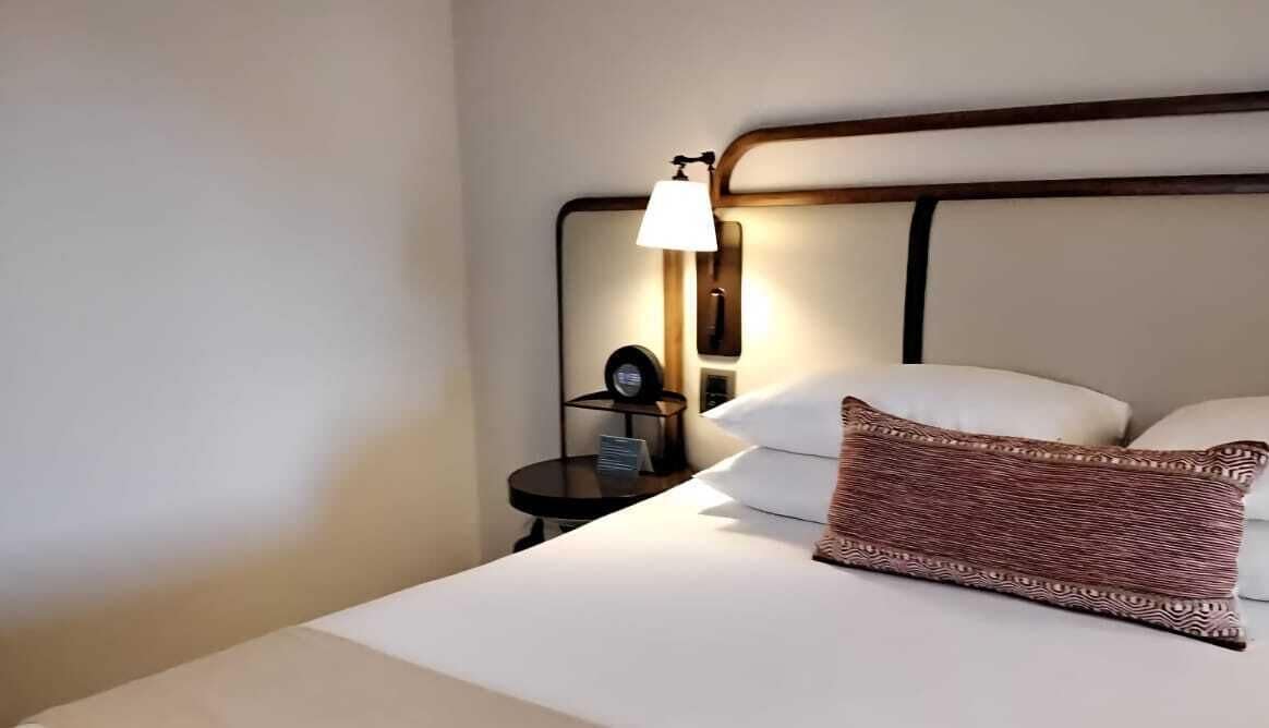 Classic-Doppelzimmer, Balkon, Buchtblick | Minibar, Bügeleisen/Bügelbrett, kostenloses WLAN, Bettwäsche