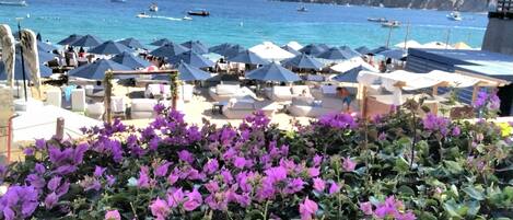 Plage privée, sable blanc, cabines (en supplément), chaises longues