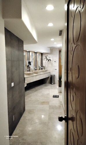 2 salles de soins, massages