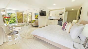 Suite estudio superior, vistas al valle, junto a la montaña | Espacio para trabajar con un portátil y cortinas opacas