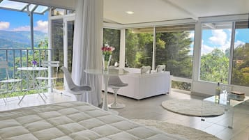 Superior Studio Suite, Valley View, Mountainside | Laptop workspace, blackout drapes, iron/ironing board, free WiFi