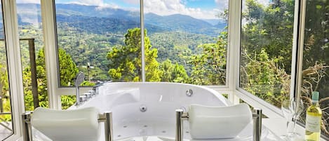 Suite supérieure, 1 trÚs grand lit, vue sur la vallée, cÎté montagne | Baignoire à remous privée