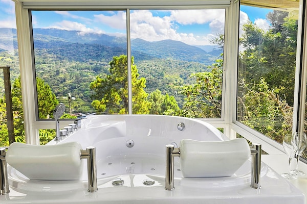 Superior-sviitti, 1 suuri parisänky, näköala laaksoon, vuorten lähellä | Yksityinen kuumavesiallas