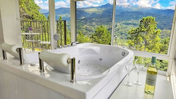 Espacio para trabajar con laptop y cortinas blackout