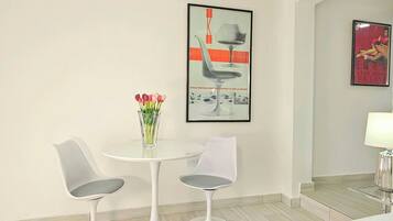 Deluxe Studio, Valley View | Living area | TV