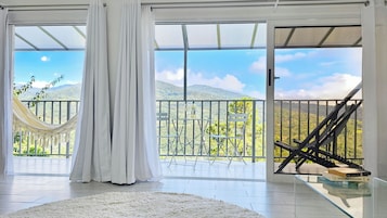 Suite superior, 1 cama de matrimonio grande, cocina básica, vistas al valle | Espacio para trabajar con un portátil y cortinas opacas