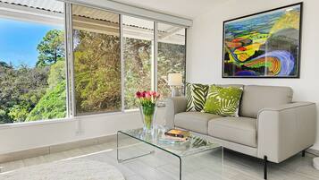 Superior-Studiosuite, Talblick, Bergseite | Wohnbereich | Fernseher